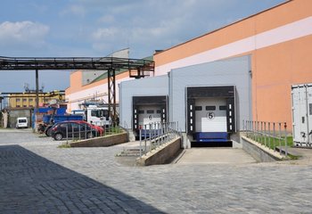 Pronájem skladových a výrobních prostor - skladovací areál - Praha 5