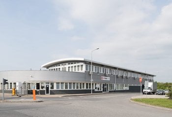 Pronájem skladu se službami - Praha Kněževes - nedaleko letiště V. Havla.