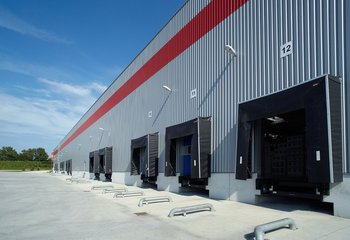 Výrobné a skladové priestory s napojením na diaľnicu D2 / Production and warehouse halls for lease with connection to the D2 highway