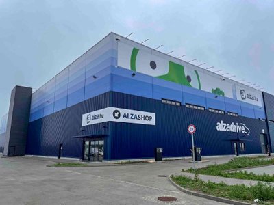 Alza otvára logistické centrum s pobočkou a prvým AlzaDrive v Maďarsku