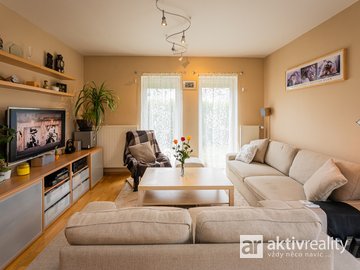 Pronájem hezkého řadového rodinného domu o dispozici 4+kk vč. 2 parkovacích míst a velké zahrady