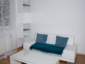 Pronájem hezkého, zařízeného bytu 2+kk, 37,9m² , Praha 10 - Vršovice; kryté garážové stání