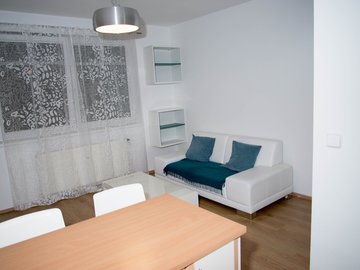 Pronájem hezkého, zařízeného bytu 2+kk, 38m² , Praha 10 - Vršovice; kryté garážové stání