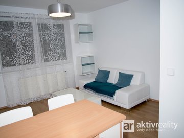 Pronájem hezkého, zařízeného bytu 2+kk, 38m² , Praha 10 - Vršovice; kryté garážové stání