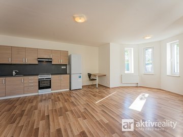 Pronájem slunného bytu s předzahrádkou, 2+kk, 65m² - Neratovice, Ul.Školní