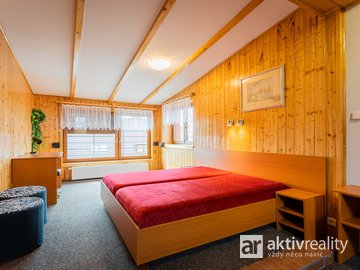 Pronájem klidného podkrovního bytu 2kk ve viladomě, Královická ulice, Praha 10 - Strašnice