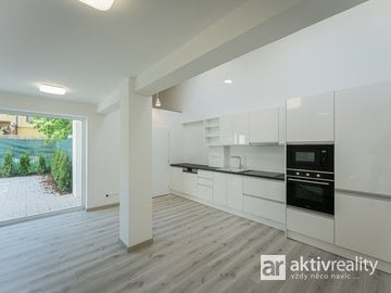 Pronájem slunného bytu se soukromou předzahrádkou, 2+kk, 65m² - Neratovice, Ul.Školní
