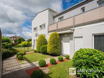 Prodej hezkého rodinného domu 93m² o dispozici 4+kk vč. 2 parkovacích míst - Praha západ, Jinočany