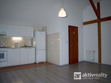 Pronájem hezkého podkrovního bytu 2+kk v RD, 46m²