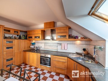 Pronájem plně vybaveného bytu podkrovního bytu 3+kk - 97 m2 + kryté garážové stání