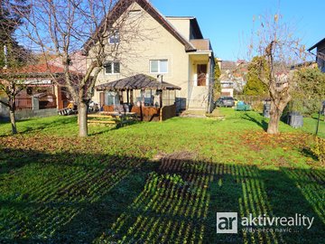 Pronájem prostorného bytu 2+1 80m² v domě v Tuchoměřicích