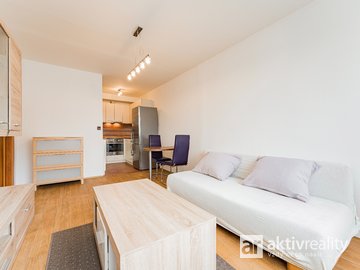 Pronájem hezkého bytu po rekonstrukci na Praze 10, ul. Boloňská, 2+kk, 43m²