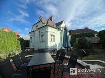 Pronájem krásného, prostorného bytu 3+1 86m² ve vile s pozemkem