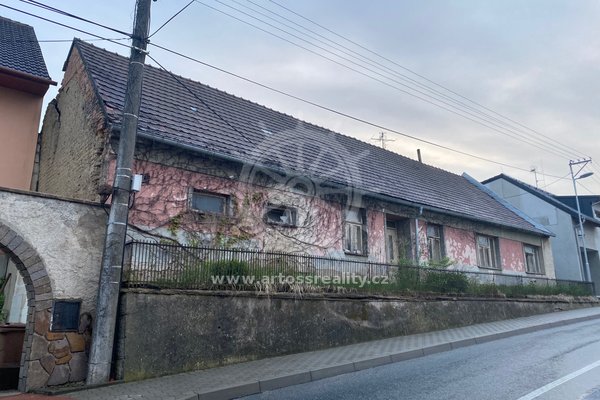 Prodej rodinného domu k demolici s velkorysým pozemkem 1442 m2 v centru obce Holubice