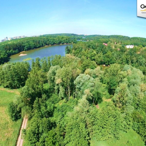 Atraktivní pozemek v Praze na břehu Hostivařské přehrady