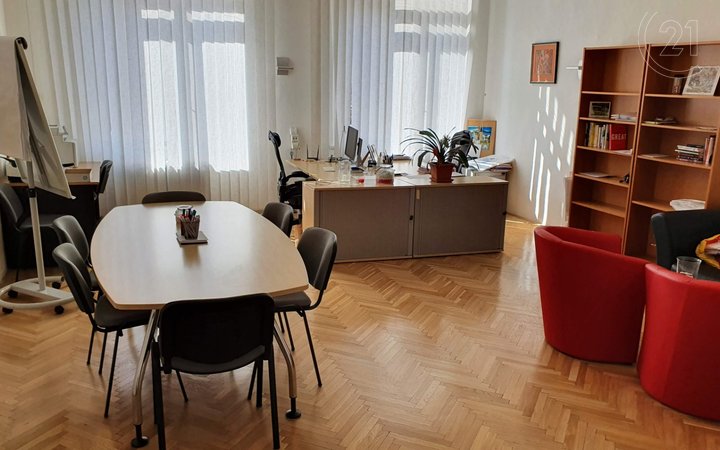 Pronájem kanceláře s klimatizací v Národním domě na Vinohradech o ploše 40.75 m2.