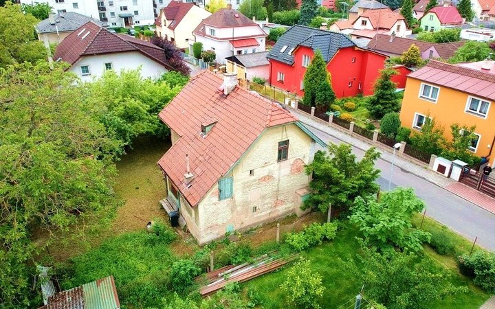 Dům se zahradou nedaleko lesa, Říčany u Prahy