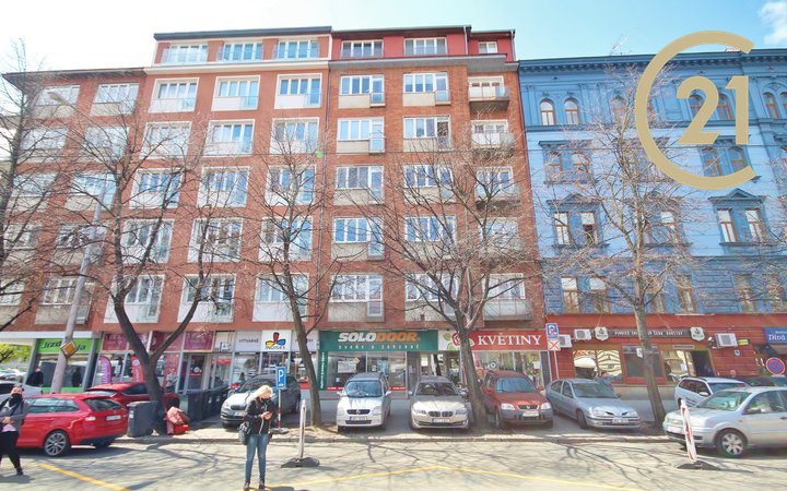 Prodej cihlového bytu 2+kk se šatnou a terasou, výměra 62m² + 6m² terasa, klimatizace, zahrada s altánem. Ulice Štefánikova, městská část Veveří, Brno.