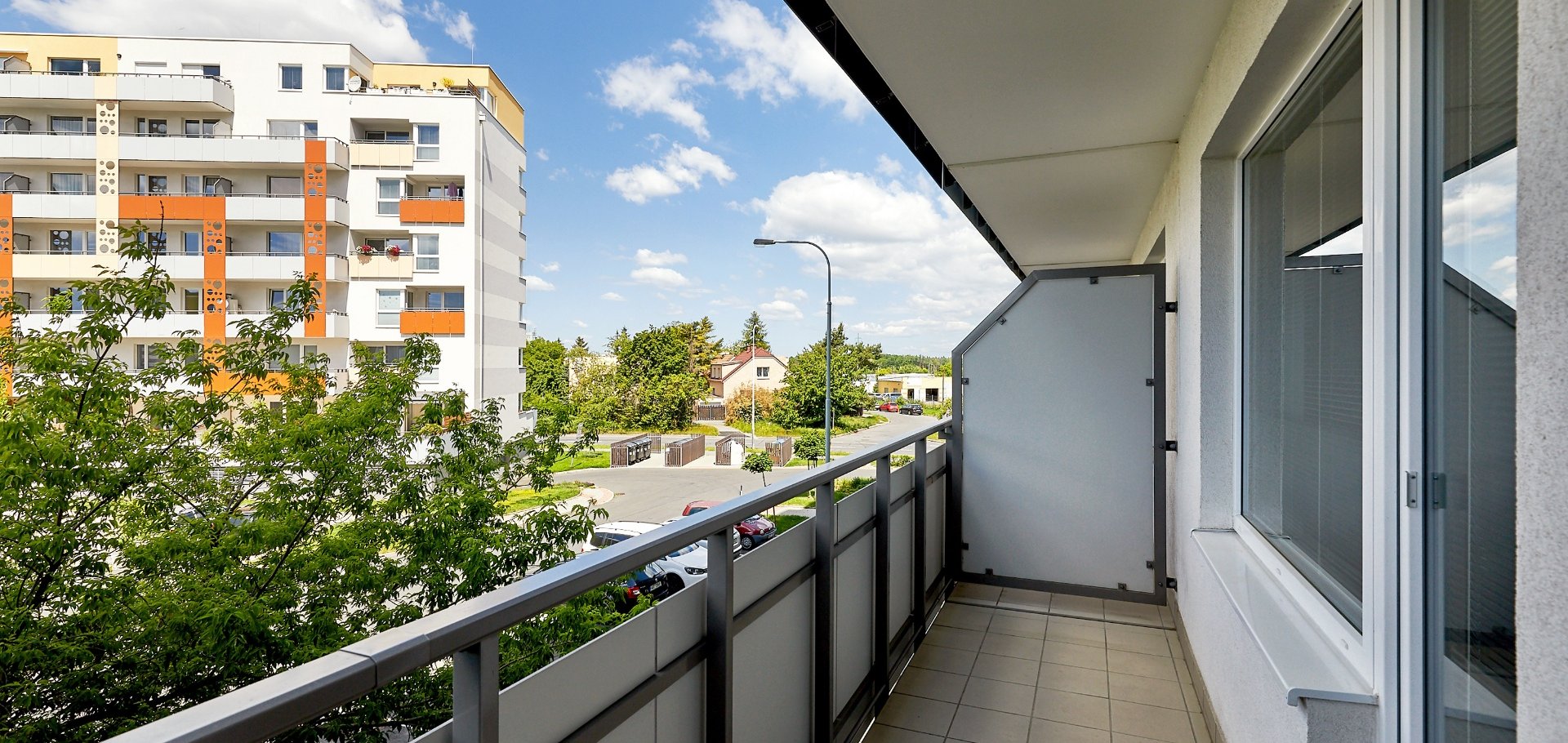 Pronájem bytu 2+kk 43m² s balkonem 6m² - Praha - Horní Měcholupy