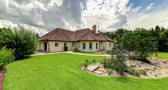 Luxusní rodinné sídlo 463 m² + 2573 m² pozemek - Unhošť, Nouzov