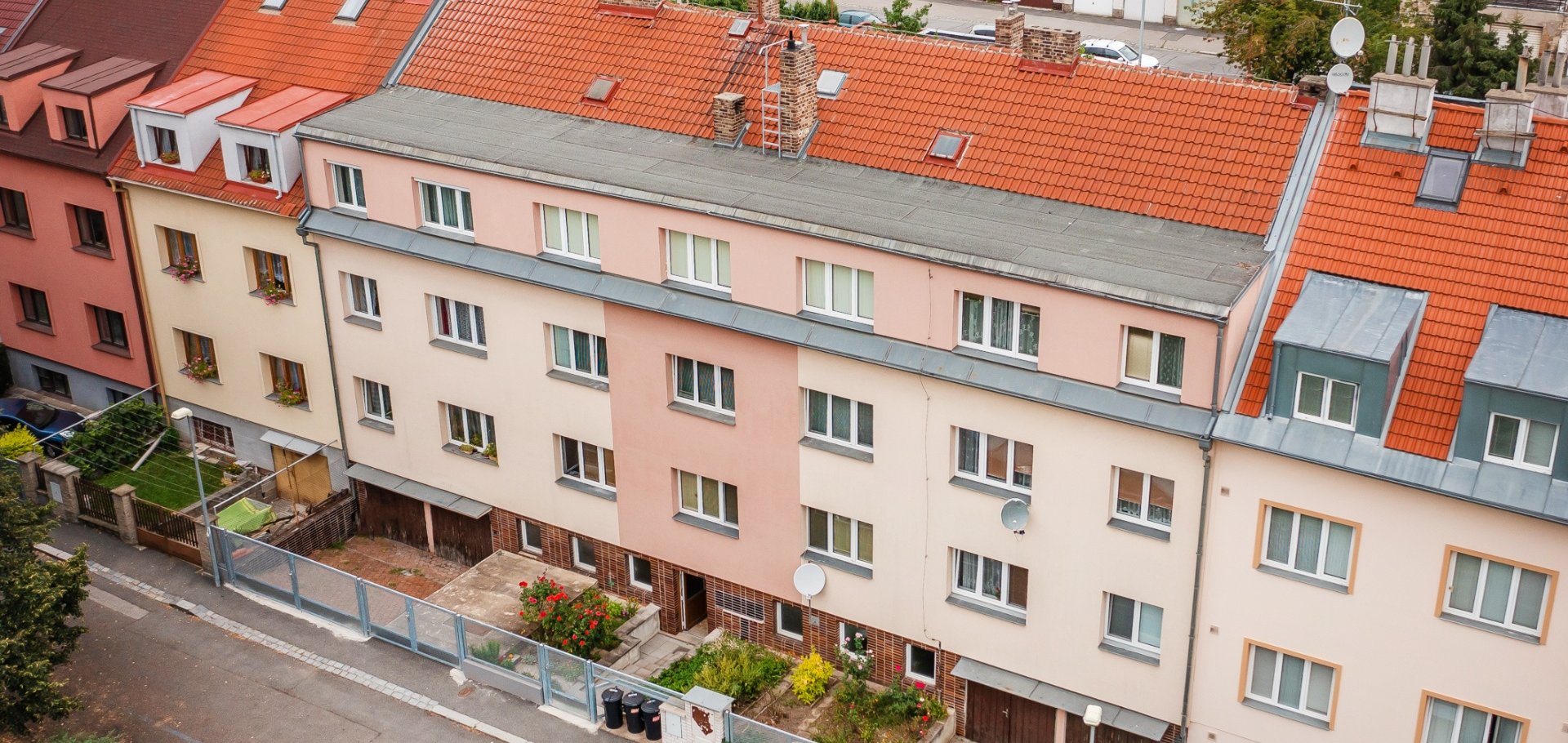 Byt 3+1, 88 m2 se zahradou 600m² a garáží - Praha - Strašnice