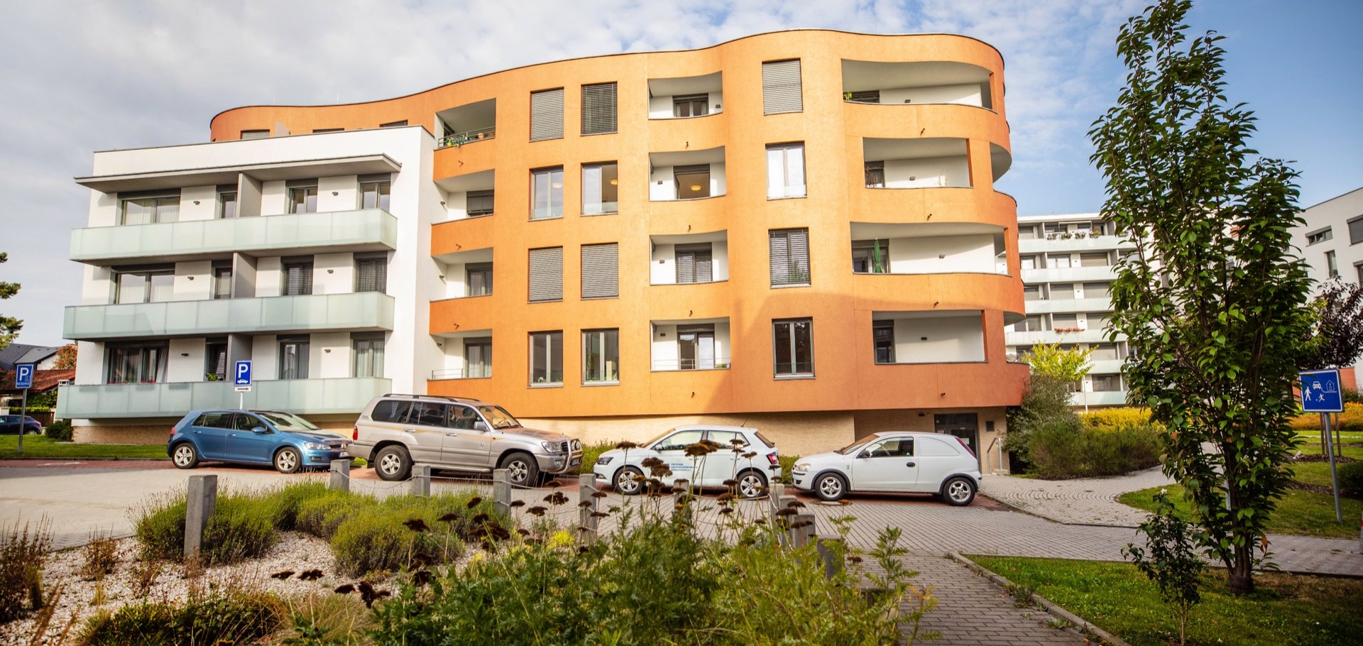Prodej bytu 2+kk s garážovým stáním, lodžií a sklepem, 50 m², Praha - Kobylisy