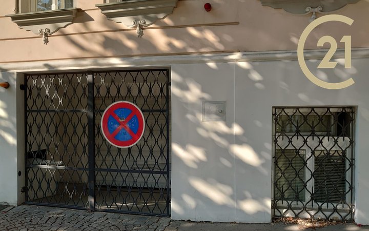 Pronájem garážové stání v zakladači, Praha - Vršovice