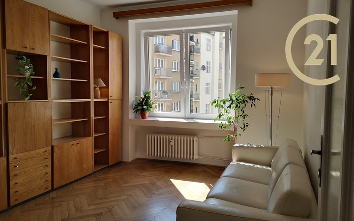 Slunný byt po rekonstrukci 2+kk 40m2 do vnitrobloku se sklepem a balkonem - 2min. od Jiřího z Poděbrad!