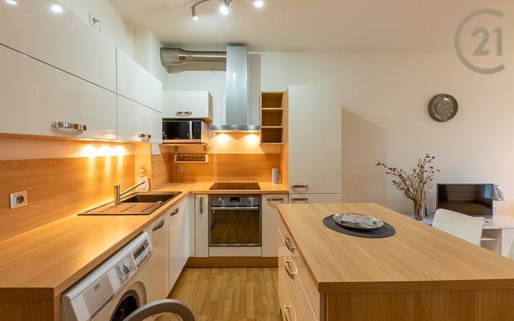 krásný byt 2+kk + kancelářský koutek, balkon, sklep, 70m2, Šafránka, Praha 5 Řeporyje, OV