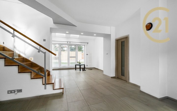 Pronájem reprezentativního prostorného rodinného domu s  vinným sklípkem 6kk – 197 m2, pozemek 430 m2, Praha - Libuš
