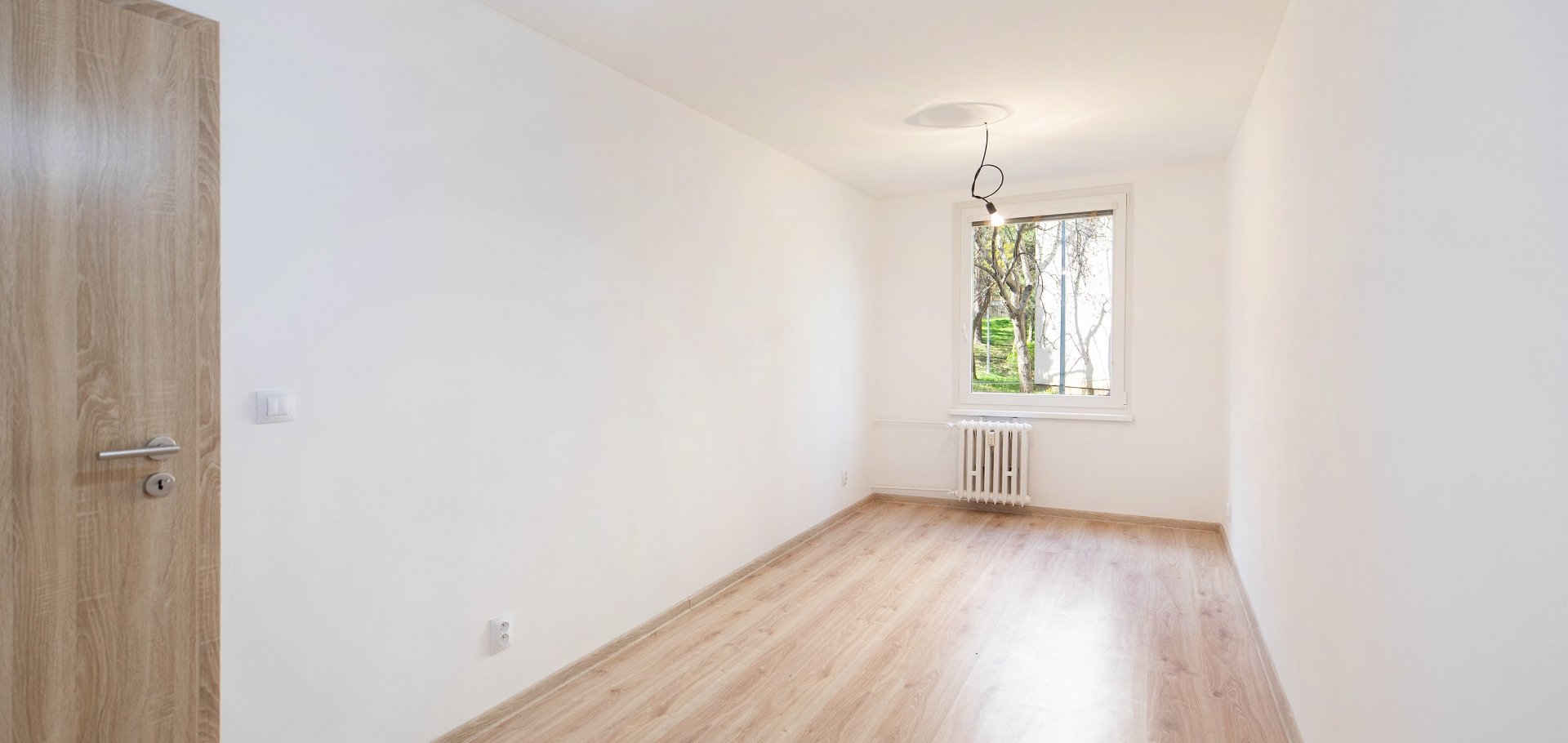 Prodej zrekonstruovaného bytu 3+kk v osobním vlastnictví, 56 m² se sklepem a komorou, Praha - Kobylisy