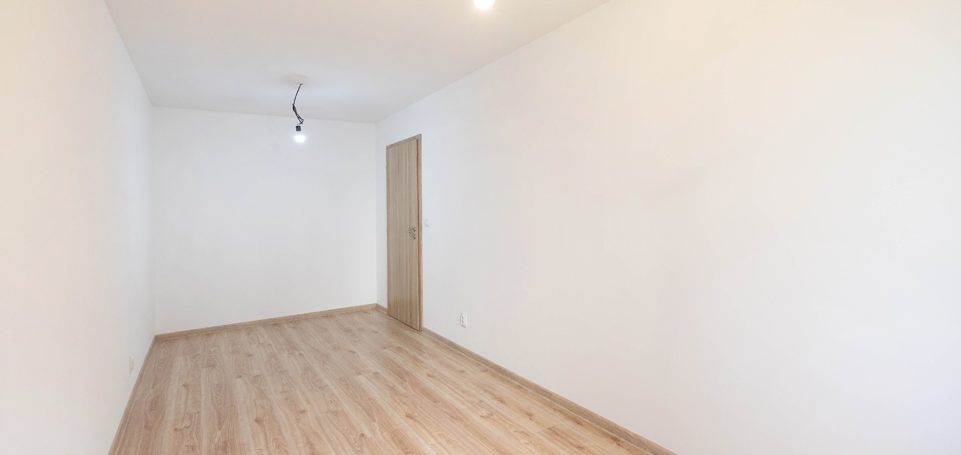 Prodej zrekonstruovaného bytu 3+kk v osobním vlastnictví, 56 m² se sklepem a komorou, Praha - Kobylisy