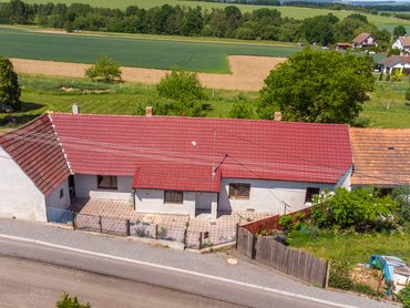 Prodej chalupy v Albrechticích nad Vltavou, nedaleko Orlíku, s rozmanitým využitím, dvorem a malou zahrádkou a malebným okolím.