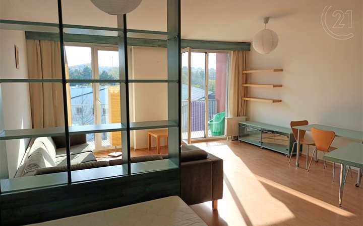 Moderní byt 1+kk s balkonem, šatnou na rozhraní Proseka a Letňan