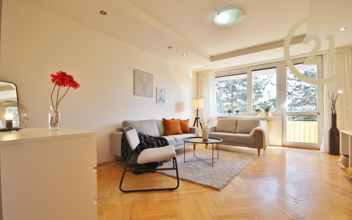 Prodej zrekonstruovaného cihlového bytu 3+1 s balkonem, 74 m², ulice Slavkovská, Brno - Slatina + možnost přikoupit zděnou garáž vzdálenou 200m od domu.