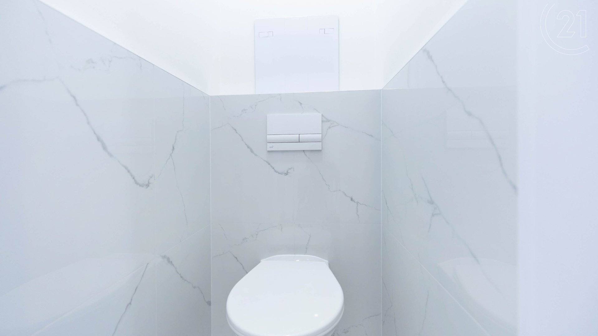 Prodej zrekonstruovaného bytu 2+kk v osobním vlastnictví, 42 m² se sklepem, Praha - Horní Měcholupy
