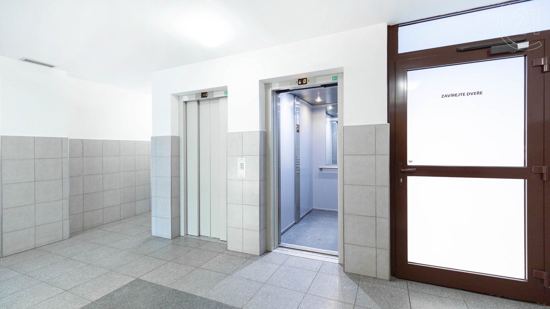 Prodej zrekonstruovaného bytu 2+kk v osobním vlastnictví, 42 m² se sklepem, Praha - Horní Měcholupy