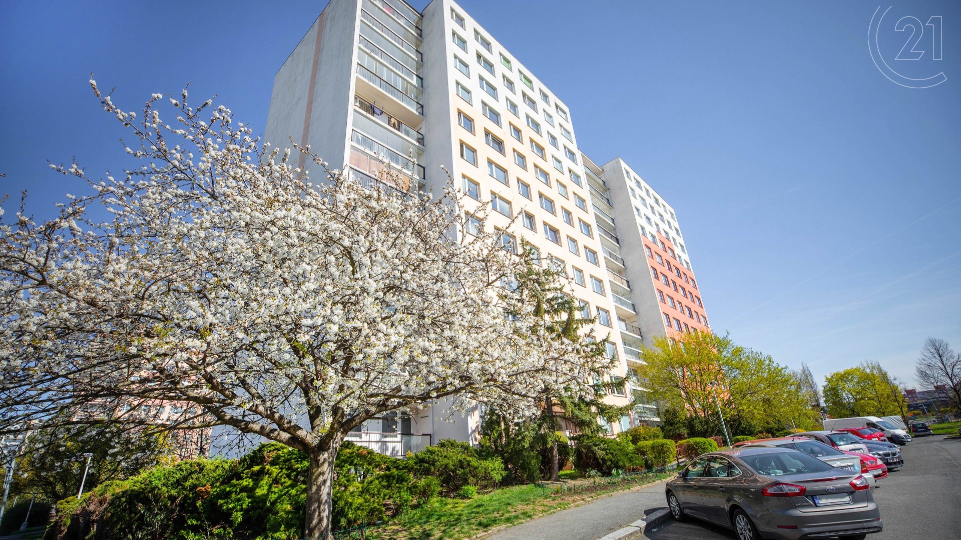 Prodej zrekonstruovaného bytu 2+kk v osobním vlastnictví, 42 m² se sklepem, Praha - Horní Měcholupy