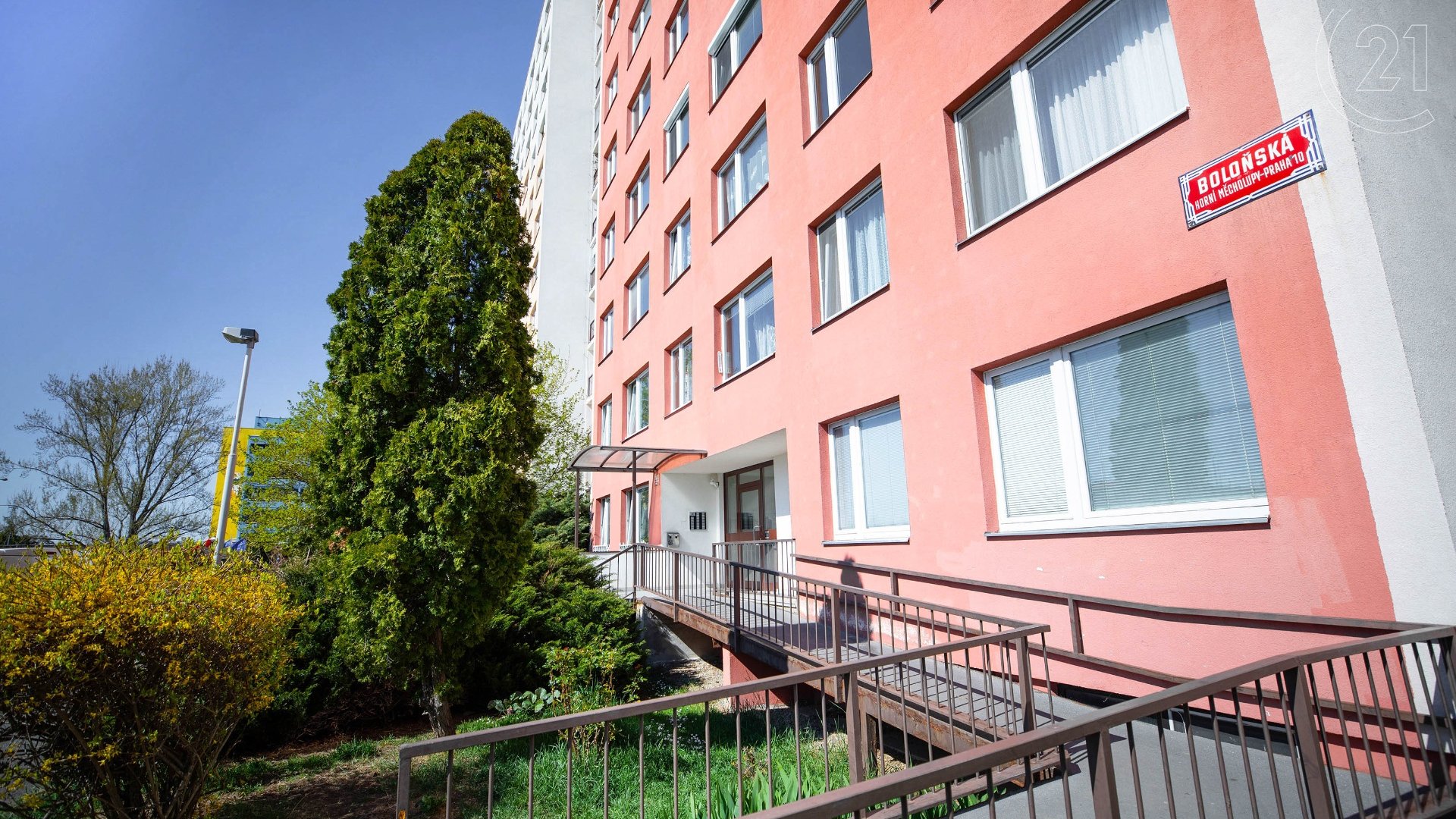 Prodej zrekonstruovaného bytu 2+kk v osobním vlastnictví, 42 m² se sklepem, Praha - Horní Měcholupy