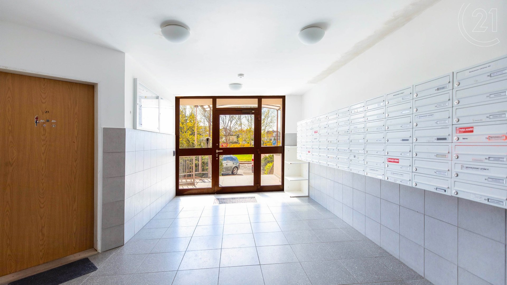 Prodej zrekonstruovaného bytu 2+kk v osobním vlastnictví, 42 m² se sklepem, Praha - Horní Měcholupy
