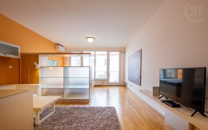 Pronájem bytu 1+kk s balkonem,  42 m² - Praha - Libeň