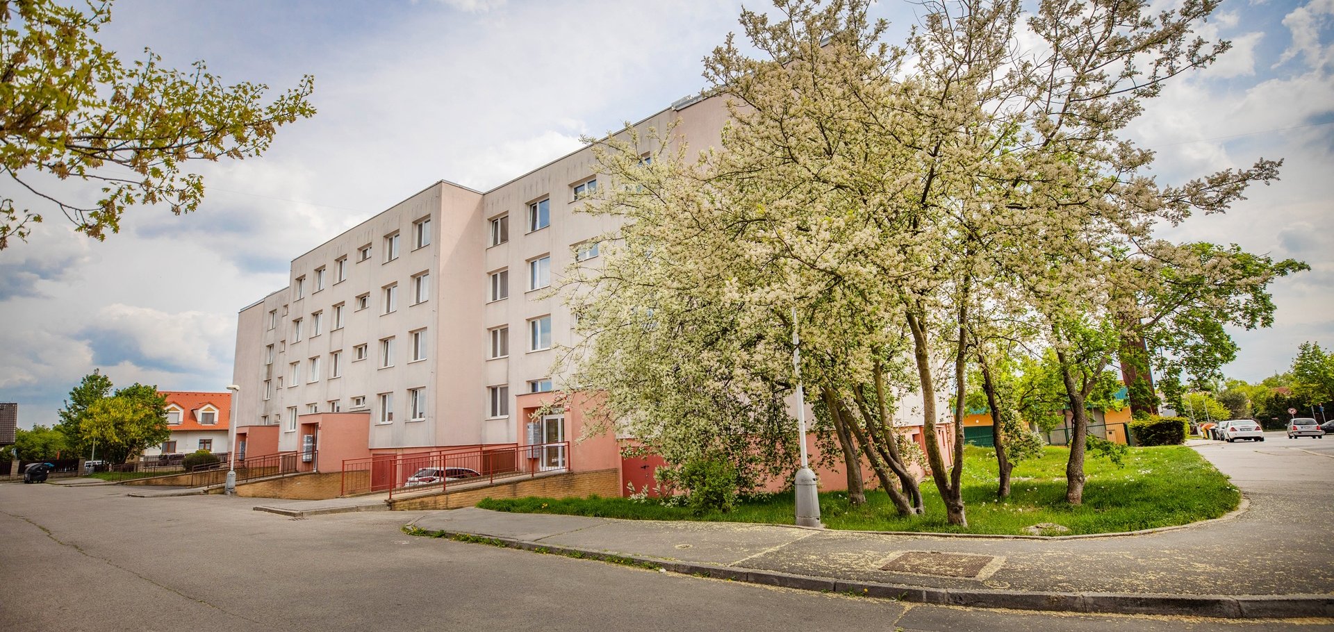 Prodej prostorného bytu 3+1 s lodžií a dvěma sklepy, Zacharská, Praha 9 - Kyje
