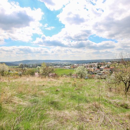 Prodej stavebního pozemku 620 m2 v Rozdrojovicích s krásným výhledem na Brněnskou přehradu a její okolí