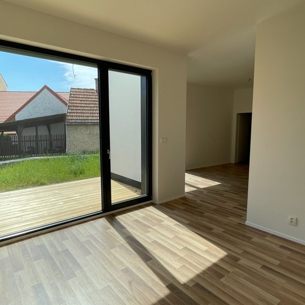 Mezonetový byt 4+kk, 135,90 m2, s terasou, předzahrádkou a garáží, Mníšek pod Brdy.