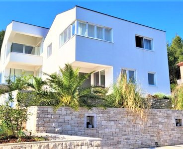 Prodej luxusního domu 302 m2, 3 byty (apartmány) v obci Blato na ostrově Korčula v Chorvatsku.