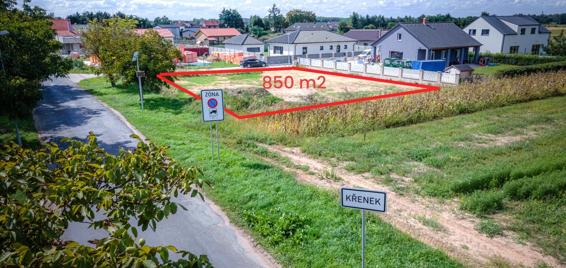 Zasíťovaný, stavební pozemek 850 m2 - Praha východ