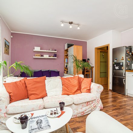 Prodej prostorného bytu 2+kk (57 m2) + 2B (9,7 m2) + venkovní parkovací stání, Kostomlatská, Praha - Letňany