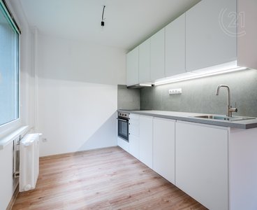 Prodej zrekonstruovaného bytu 3+kk, 56 m² se sklepem a komorou, Praha - Kobylisy