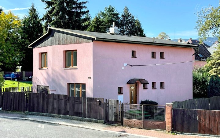 Prostorný rodinný dům 168 m² , s možností vícegeneračního bydlení a komerčního využití - Liberec – Horní Růžodol