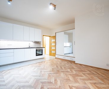 Pronájem zrekonstruovaného bytu 1+kk,  31 m² - Praha, Strašnice